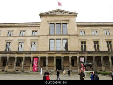Berlin, 23 March 2018The Neues Museum. A Neues M?zeum. Egyiptomi kincseket ?s a papiruszgy?jtem?nyt, a n?met ter?letek ?s- ?s korai t?rt?net?nek leleteit, valamint a klasszikus r?gis?gek gy?jtem?ny?nek egy r?sz?t mutatja be. Itt ?rzik Nofertiti szobr?t is.-stock-foto