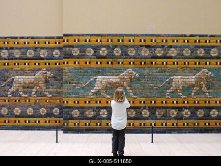 Berlin, 23 March 2018 A little girl watching the lions of the Ishtar Gate at the Pergamon Museum. It is from Babylon, it was established before Christ (before our time) between 604 and 562 with coloured glazed bricks. Kisl?ny n?zi az Istar kapu oroszl?njait a Pergamon m?zeumban.  A kapu Babilonb?l sz?rmazik, Krisztus el?tt (id?sz?m?t?sunk el?tt) 604-562 k?z?tt l?tes?lt sz?nes ?vegezett t?gl?b?l.-stock-foto