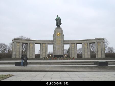 Berlin, 24 March 2018Memorial in honor of the Soviet Soldiers fallen in the fight against nazi-fascism in WWII.A n?ci-fasizmus legy?z?s??rt folytatott harcban elesett szovjet katon?k tisztelet?re ?ll?tott eml?km? Berlinben.-stock-foto