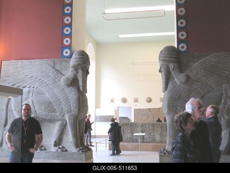 Berlin, 23 March 2018The assyrian hall of Pergamon Museum with two human headed winged lions, symbols of divinity. They served as magical protection of the King. 1000 BC.A Pergamon m?zem assz?r terme az emberfej? sz?rnyas oroszl?nokkal (shedulamassu). M?gikus figurak?nt a kir?ly v?delm?re szolg?ltak. Keletkez?s?ket Krisztus el?tt (id?sz?m?t?sunk el?tt) ezer ?vre dat?lj?k.-stock-foto