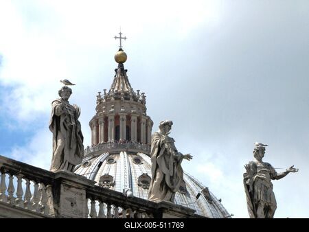 Rome - Dome of St. Peter's Basilica and Statues-stock-foto