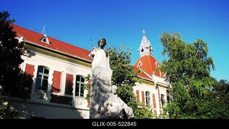 Nagykőrös - HUngary - Arany János School - Statue-stock-foto