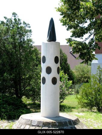 ?rd (Hungary), 11 June 2008Memorial obelisc of the 13 Martyrs of Arad.A 13 aradi v?rtan? eml?koszlopa. K?lvin t?ri reform?tus templom kertje. 1996. okt..6. Domonkos B?la alkot?sa.-stock-foto
