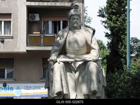 Budapest, 6 August 2016Istv?n B?thory (1533-1586) Prince of Transylvania and Polish King's Stone Statue.B?thory Istv?n (1533-1586) erd?lyi fejedelem ?s lengyel kir?ly k?szobra Zugl?ban, a Hung?ria k?r?t ?s a Th?k?ly ?t sark?n fekv? parkban. Az 1933-ban k?sz?lt szobrot P?sztor J?nos szobr?sz mint?zta, az eredeti talapzatot Lechner Jen? ?p?t?sz, ?p?t?t?rt?neti szak?r? tervezte. 1958-ban ?ll?tott?k fel.-stock-foto