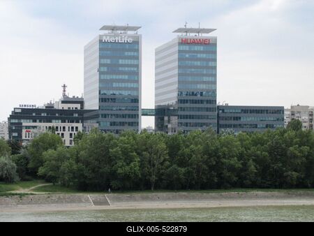 Budapest, 6 August 2016Big international Companies Tower Building on the Danube River in Budapest: the american Metlife and the chinese Huawei.Az amerikai Metlife (Metropolitan Life Insurance) biztos?t?t?rsas?g, ?s a k?nai Huawei inform?ci?s ?s kommunik?ci?s technol?giai sz?ll?t? iroda?p?letei a Duna Tower toronyh?zban. XIII. ker. N?pf?rd? u. 22. El?t?rben a Duna.-stock-foto