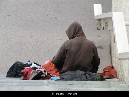 Budapest, 6 August 2016Homeless man below the ?rp?d Bridge.Hajl?ktalan f?rfi az ?rp?d h?d alatt.-stock-foto