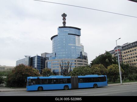 Budapest, 6 August 2016The Tower Building of the National and the Budapest Police Headquarters of the Hungarian Police.Az Orsz?gos Rend?r-f?kapit?nys?g ?s a Budapesti Rend?r-f?kapit?nys?g torony?p?lete a XIII. ker. Teve u. 4-6. sz. alatt. Alatta aut?busz a R?bert K?roly k?r?ti meg?ll?ban.-stock-foto