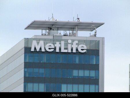 Budapest, 6 August 2016The company name of the American Metlife (Metropolitan Life Insurance) insurance company on the office building facade of the Duna Tower.Az amerikai Metlife (Metropolitan Life Insurance) biztos?t?t?rsas?g c?gneve iroda?p?let?n, a Duna Tower toronyh?z homlokzat?n, a. XIII. ker. N?pf?rd? u. 22. sz. alatti ?p?leten.-stock-foto