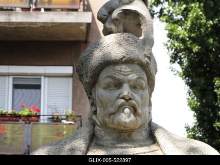 Budapest, 6 August 2016Istv?n B?thory (1533-1586) Prince of Transylvania and Polish King's Stone Statue.B?thory Istv?n (1533-1586) erd?lyi fejedelem ?s lengyel kir?ly k?szobra Zugl?ban, a Hung?ria k?r?t ?s a Th?k?ly ?t sark?n fekv? parkban. Az 1933-ban k?sz?lt szobrot P?sztor J?nos szobr?sz mint?zta, az eredeti talapzatot Lechner Jen? ?p?t?sz, ?p?t?t?rt?neti szak?r? tervezte. 1958-ban ?ll?tott?k fel.-stock-foto