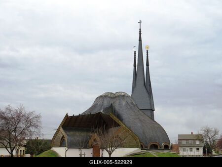 Paks, 19 March2017The Holy Spirit Church. Based on Imre Makovecz plans it was built in 1990.A Szentl?lek templom. Makovecz Imre tervei alapj?n 1990-ben ?p?lt fel.-stock-foto