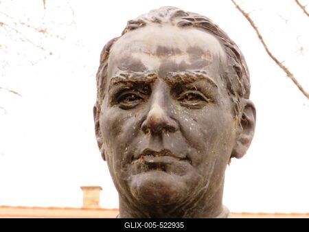 Paks, 19 March2017The statue of hungarian poet and writer J?mbor P?l (1821-1897).J?mbor P?l (1821-1897) magyar k?lt? ?s ?r? mellszobra. Farkas P?l szobr?szm?v?sz 1998-ban k?sz?lt alkot?sa.-stock-foto