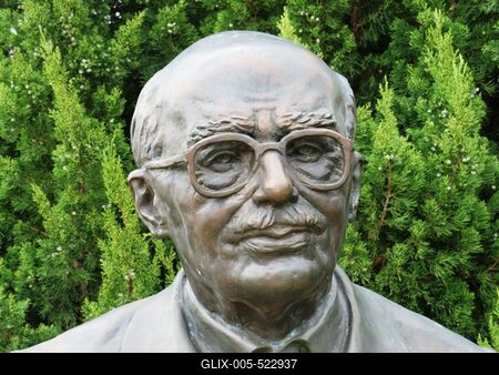 Paks, 19 March2017The statue of Ott von Habsburg (1912-2011), the last heir to the throne of the Habsburg dinasty, politician.Habsburg Ott? (1912-2011), az utols? Habsbuirg tr?n?r?k?s, politikus szobra. A szobor alkot?ja: Farkas P?l (1995).-stock-foto
