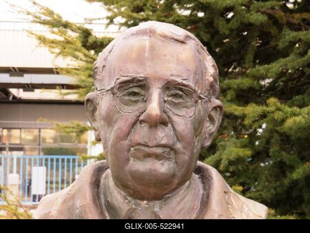 Paks, 19 March2017The statue of hungarian physician, Szil?rd Le? (1898-1964), discoverer of the nuclear chain reaction.Szil?rd Le? magyar fizikus, a nukle?ris l?ncreakci? felfedez?j?nek szobra. A szobor alkot?ja: Farkas P?l (1995).-stock-foto