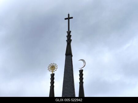 Paks, 19 March2017The Holy Spirit Church towers symbols. Based on Imre Makovecz plans it was built in 1990.A Szentl?lek templom tornyainak jelk?pei.. Makovecz Imre tervei alapj?n 1990-ben ?p?lt fel.-stock-foto