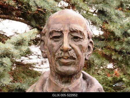 Paks, 19 March2017The statue of Nobel laureate hungarian chemist, Hevesy Gy?rgy (1885-1966). Hevesy Gy?rgy Nobel-d?jas magyar vegy?sz szobra. A szobor alkot?ja: Farkas P?l (1995).-stock-foto