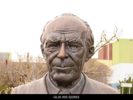 Paks, 19 March2017The statue of hungarian energy engineer, mechanical engineer, energy politician L?vai Andr?s (1908-2003).L?vai Andr?s (1908-2003) Kossuth- ?s Sz?chenyi-d?jas magyar energetikai m?rn?k, g?p?szm?rn?k, energiapolitikus, egyetemi tan?r, a m?szaki tudom?nyok doktor?nak szobra. A szobor alkot?ja: Farkas P?l (1995).-stock-foto