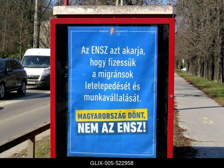 Budapest, 10 March 2018Political propaganda poster of the Hungarian Government criticysing the Organisation of the United Nations because of the Immigration Policy.A magyar korm?ny propaganda plak?tja.-stock-foto
