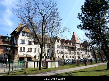 Budapest, 10 March 2018Gate and Buildings in Wekerletelep K?s K?roly square in the 19th district of Budapest. It was built in the first half of 20th Century on the model of the english workers sites.A f?v?ros XIX. ker?let?ben tal?lhat? Wekerletelep K?s K?roly ter?nek egyik kapuja ?s ?p?letei. Az angol munk?stelepek mint?j?ra ?p?tett?k a XX. sz. els? fel?ben.-stock-foto