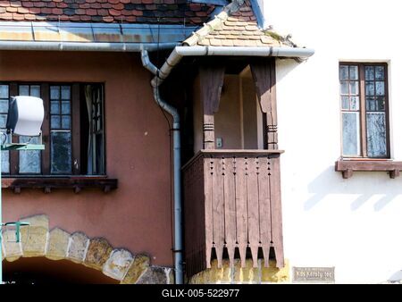 Budapest, 10 March 2018Building with loggia in wood over a gate in Wekerletelep K?s K?roly square in the 19th district of Budapest. It was built in the first half of 20th Century on the model of the english workers sites.A f?v?ros XIX. ker?let?ben tal?lhat? Wekerletelep K?s K?roly ter?nek egyik ?p?lete faloggi?val a kapu f?l?tt. Az angol munk?stelepek mint?j?ra ?p?tett?k a XX. sz. els? fel?ben.-stock-foto
