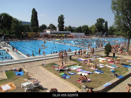 Budapest (Margitsziget), 4 August 2013Beachers in Palatinus Beach of Margaret Island, Budapest.Strandol?k a k?nikul?ban a margitszigeti Palatinus strandon.-stock-foto