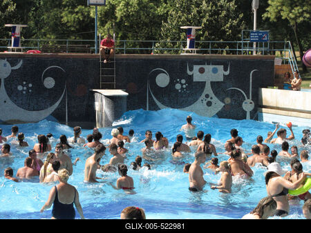 Budapest (Margitsziget),  4 August 2013Beachers at the Palatinus Beach in Margaret Island.Strandol?k a Palatinus strand hull?mmedenc?j?ben.-stock-foto