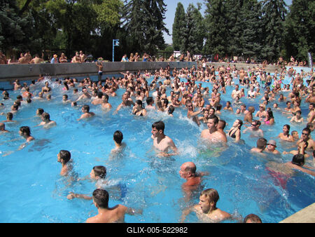 Budapest (Margitsziget), 4 August 2013Beachers in Palatinus Beach of Budapest Margaret Island.Strandol?k a Palatinus strand hull?mmedenc?j?ben.-stock-foto