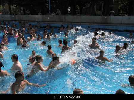 Budapest (Margitsziget),  4 August 2013Beachers at the Palatinus Beach in Margaret Island.Strandol?k a Palatinus strand hull?mmedenc?j?ben.-stock-foto