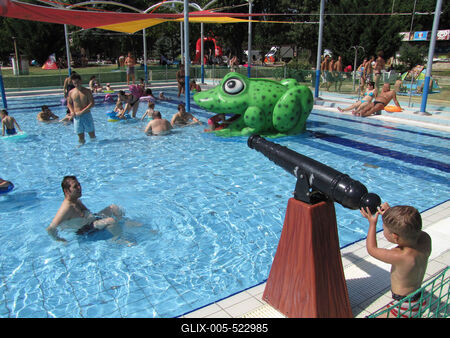 Budapest (Margitsziget), 4 August 2013Beachers in Palatinus Beach of Budapest Margaret Island.Strandol?k a Palatinus strand gyermekmedenc?j?ben.-stock-foto