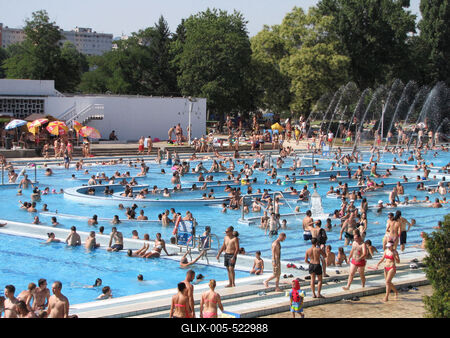 Budapest (Margitsziget),  4 August 2013Beachers at the Palatinus Beach in Margaeret Island.Strandol?k a k?nikul?ban a margitszigeti Palatinus strandon.-stock-foto