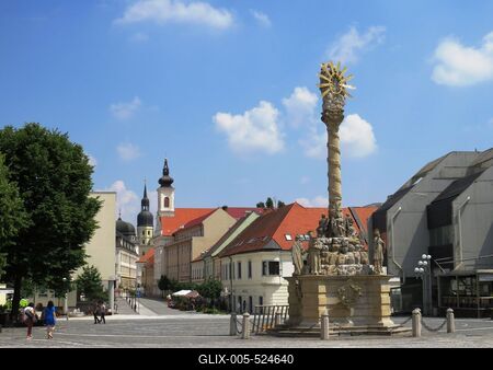 Trnava (Nagyszombat), 27 May 2018City view with the Main Square, the Trinity, the Church of the Holy Trinity and the St. Nicholas Basilica far, Hviezdoslavova street.A F?t?r a Szenth?roms?g oszloppal, a Szenth?roms?g templommal, h?tul pedig a Szent Mikl?s templom. Hviezdoslavova utca.-stock-foto