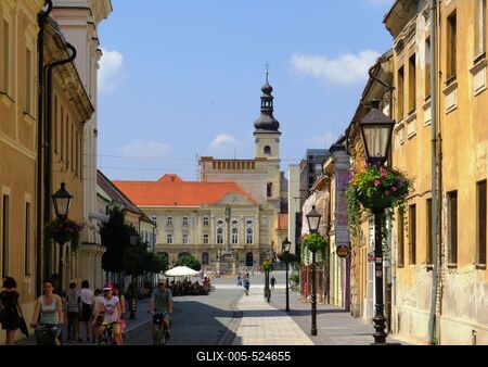 Trnava (Nagyszombat), 27 May 2018The Hviezdoslavova street,, the City Theater in front and the St. Jacosb's Chorch Tower.A Hviezdoslavova utca, h?tt?rben a v?rosi sz?nh?z ?s a Szent Jakab templom tornya.-stock-foto