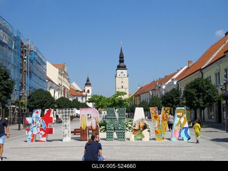 Trnava (Nagyszombat), 27 May 2018The Hlavn? street and the Town Tower.A Hlavn? utca ?s a V?rostorony. V?rosn?v felirat.-stock-foto