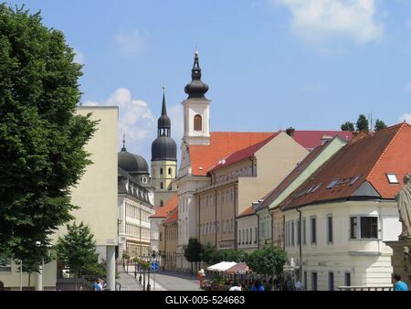 Trnava (Nagyszombat), 27 May 2018City view with the Main Square, the Trinity, the Church of the Holy Trinity and the St. Nicholas Basilica far, Hviezdoslavova street.A F?t?r a Szenth?roms?g oszloppal, a Szenth?roms?g templommal, h?tul pedig a Szent Mikl?s templom. Hviezdoslavova utca.-stock-foto