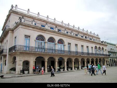 Havana, 25 January 2015The Santovenia Counts Palace (Palacio de los Condes de Santovenia) built in 1780, in Baratillo Street. The building gives home to the five-star Santa Isabel luxury hotel in the downtown.A Santoveniai gr?fok 1780-ban ?p?lt palot?ja (Palacio de los Condes de Santovenia) a Baratillo utc?ban. Az ?p?let jelenleg az ?tcsillagos Santa Isabel belv?rosi luxussz?ll?nak ad otthont.-stock-foto