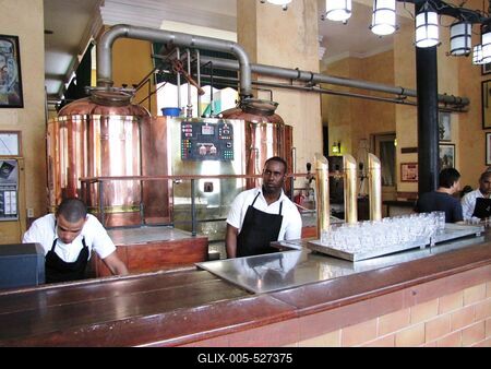 Havana, 25 January 2015Brasserie in Plaza Vieja, historical square of Havana. S?r?z? ?s s?r?zem a Plaza Vieja t?ren.-stock-foto