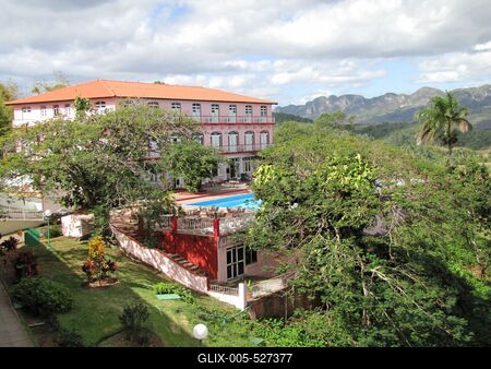 Vinales (Cuba), 27 January 2015Tourist hotel in the Vinales Valley of Mogotes.Turista sz?ll? a Vinales-v?lgyben a Mogotes-ek: cukors?vegszer? karsztk?p alak? mag?nyos hegyek t?v?ben, Havann?t?l 200 kilom?ternyire nyugatra Pinar del Rio tartom?nyban.-stock-foto