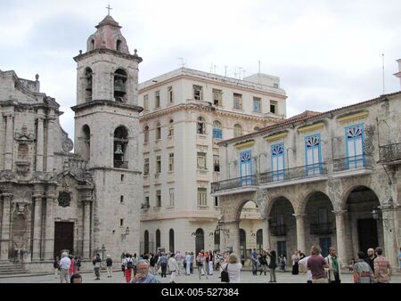 Havana, 25 January 2015The Cathedrfal square with the Havana Cathedral (left) and the Arcos Palace (right).A XVI. sz-ban ?p?lt Katedr?lis t?r (Plaza de la Catedral). (Sz?let?si nev?n Plaza de la Si?naga.) Balra az 1748-1832 k?z?tt ?p?lt Virgen Mar?a de la Concepci?n Inmaculada katedr?lis. Jobbra  az 1741-ben ?p?lt Arcos palota (Casa del Marqu?s de Arcos). A t?ren turist?k.-stock-foto
