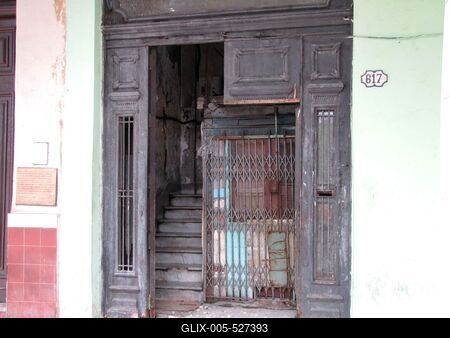 Havana, 25 January 2015Entry of a dilapidated house in Paseo Mart? Avenue.Romos lak?h?z bej?rata a Paseo de Mart? sug?r?ton.-stock-foto