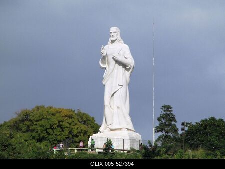 Havana, 25 January 2015Statue of Christ of Havana on the La Cabana Hill in the Morro peninsula.A Havannai Krisztus szobor a Morro-f?lsziget La Cabana dombj?n. A 20 m?ter magas carrarai m?rv?ny alkot?s  Jilma Madera kubai szobr?sz nev?hez f?z?dik, ?s 1958-ban avatt?k f?l.-stock-foto