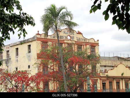 Havana, 25 January 2015The world-famous Cuban Partagas cigar and tobacco former factory. Now industrial museum and cigar shop.A Partagas vil?gh?r? kubai szivar- ?s doh?nygy?r egykori ?p?lete Havann?ban. Jelenleg ipari m?zeum, ?s szivar?zlet.-stock-foto
