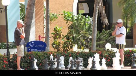 Varadero (Cuba), 2 February 2015Chess players at the Be Live Las Morlas Resort hotel park in the Hicacos Peninsula, Cuba's world-famous resort.Sakkoz?k a Be Live Las Morlas ?d?l? sz?lloda parkj?ban, az Hicacos-f?lszigeten, Kuba vil?gh?r? ?d?l?hely?n.-stock-foto
