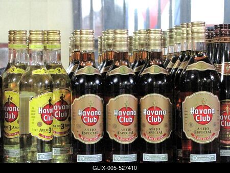Havana, 25 January 2015Supply of cuban Rum in Havana shop.Kubai rum egy havannai bolt pultj?n.-stock-foto