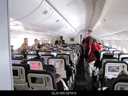 Paris, 24 January 2015The cabin with passengers of a Boeing 777 aitcraft of Air France.Az Air France l?git?rsas?g Boeing-777 t?pus? rep?l?g?pe utaster?nek r?szlete utaz?kkal.-stock-foto
