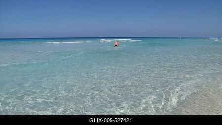 Varadero (Cuba), 2 February 2015Beach of Varadero, Cuba. A varader?i tengerpart f?rd?z?kkel. Varadero az Hicacos-f?lszigeten fekszik, Kuba vil?gh?r? nyaral?hely?n.-stock-foto