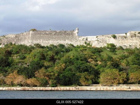 Havana, 25 January 2015The Morro fortress walls at the entrance to the Havana harbor.A Morro er?d?tm?ny falai a havannai kik?t? bej?rat?n?l. A Morro h?rom kir?lya (Castillo de los Tres Reyes Magos del Morro) n?vre keresztelt v?rat Juan Bautista Antonelli m?rn?k tervezte 1585-ben. A v?rfal alatt a kik?t?i szoros l?that?.-stock-foto