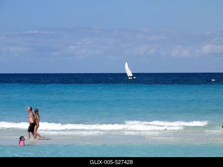 Varadero (Cuba), 29 January 2015Worldwide famous cuban tropical beach.Az Hicacos-f?lsziget (Varadero) partja. Az Atlanti-?ce?nba ?kel?d? Hicacos-f?lsziget 18 km hossz?  ?s 0,5-2,5 km sz?les. A k?znyelv csak Varader?nak h?vja, f? telep?l?se, Varadero miatt. Kuba vil?gh?r? ?d?l?hely?nek sz?m?t.-stock-foto