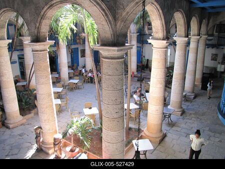 Havana, 25 January 2015The interior garden of Craft Palace. Shops of Craft and flklore articles.A k?zm?ipari palota (Palacio de la Artesania) bels? udvara, pressz?val.-stock-foto