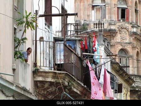 Havana, 25 January 2015Havana house with drying clothes and looking woman from balcony.Havannai lak?h?z sz?rad? ruh?kkal, ?s balkonr?l kin?z? asszonnyal.-stock-foto