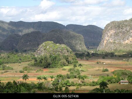 Vinales (Cuba), 27 January 2015The Mogotes of Vinales, declared by the UNESCO the natural heritage of humanity. The Mogotes were born 200 millions of years ago.A Mogotes-ek: cukors?vegszer? karsztk?p alak? mag?nyos hegyek a Havann?t?l 200 kilom?ternyire nyugatra fekv? Vinalesn?l (Pinar del Rio tartom?ny). A Guaniguanico hegyl?nc r?sz?t k?pez? Sierra de los Organos hegy Mogotesei kb. 200 milli? ?vvel ezel?tt keletkeztek a Jura f?ldt?rt?neti korban, a Tri?sz ?s a Kr?ta kor k?z?tt. Az UNESCO az emberis?g term?szeti ?r?ks?g?v? nyilv?n?totta a Vinalesi Mogotes-eket.-stock-foto