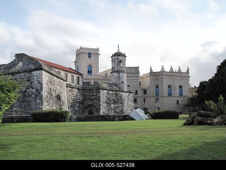 Havana, 25 January 2015The Castle of the Royal Forces in Havana.A kir?lyi hader? v?ra (Castillo de la Real Fuerza) a havannai kik?t? bej?rat?n?l. 1577-ben l?tes?lt Bartolom? S?nchez spanyol m?rn?k tervei alapj?n. A kal?z?kt?l ?s az idegen h?d?t?kt?l v?dte Havann?t ?s kik?t?j?t. A v?r m?g?tt a k?zm?ipari palota (Palacio de la Artesania) l?that?.-stock-foto